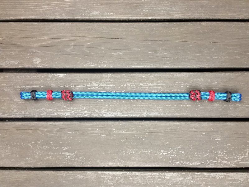 Rakt pannband med dekorativa knopar