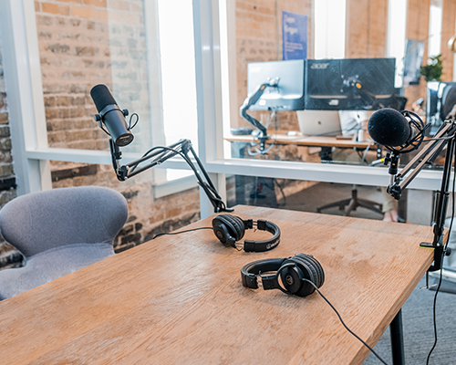 Audiosisällön nousu kustannusalalla: Podcastien ja äänikirjojen omaksuminen