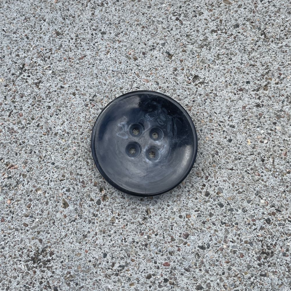 Klassisk knapp svartgrå 28 mm