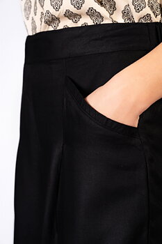 ELLE SHORTS - BLACK