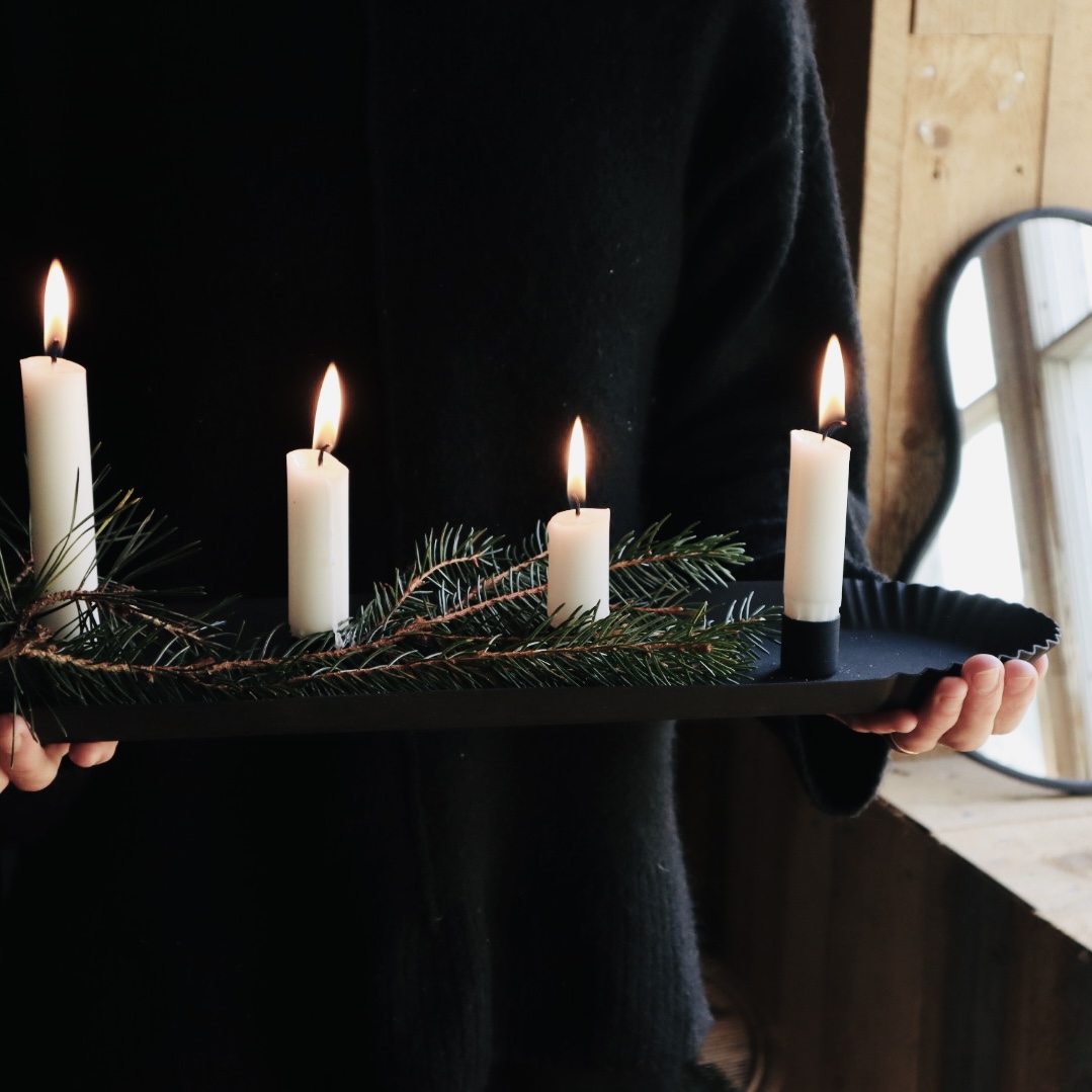 Adventsljusstake i svart metall, med veckade kanter