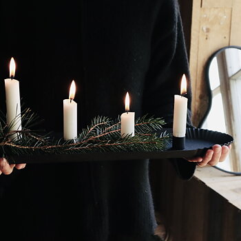 Adventsljusstake i svart metall, med veckade kanter