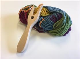 Filges stick-set. Blå/grön.  Innehåller stickgaffel 16 cm lång + 50 gram ullgarn + manual. 
