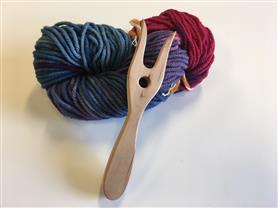 Filges stick-set. Röd/rosa. Innehåller stickgaffel 16 cm lång + 50 gram ullgarn + manual.
