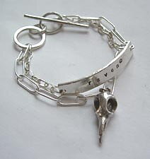 Armband med korpskalle