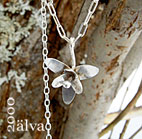 Halsband med silverblomma