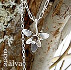 Halsband med silverblomma