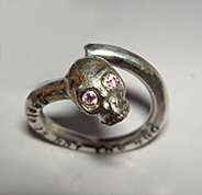 Cool döskalle ring - pink eye - 2