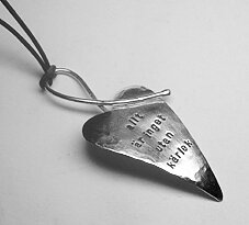 vackert silverblad halsband