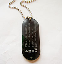 Halsband med svart plexi tag