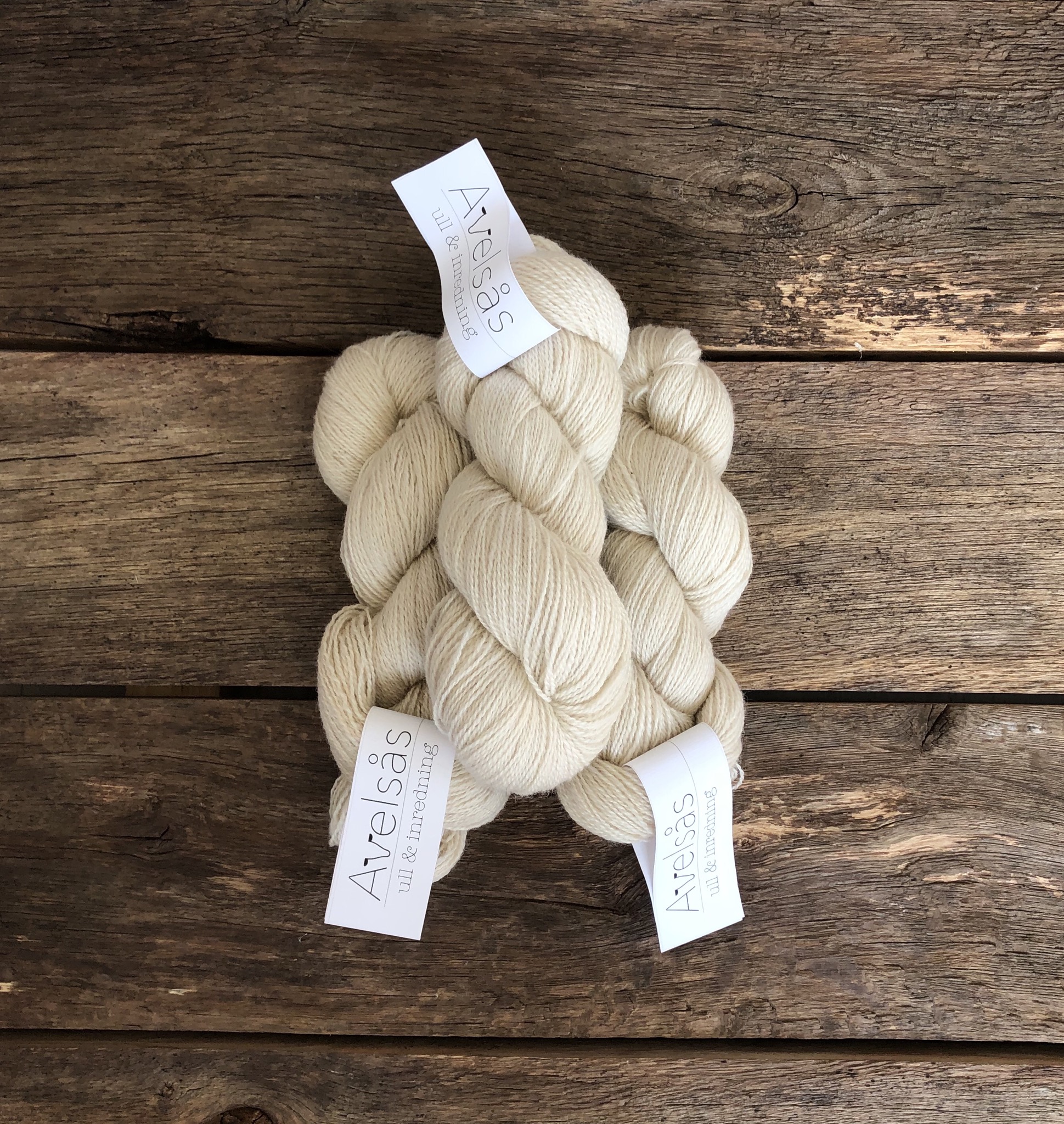 White 2-strand fine wool yarn