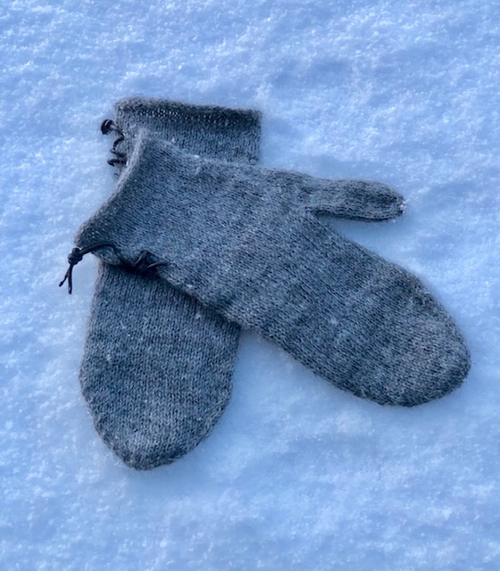 Knitting pattern Avelsås mittens-swe