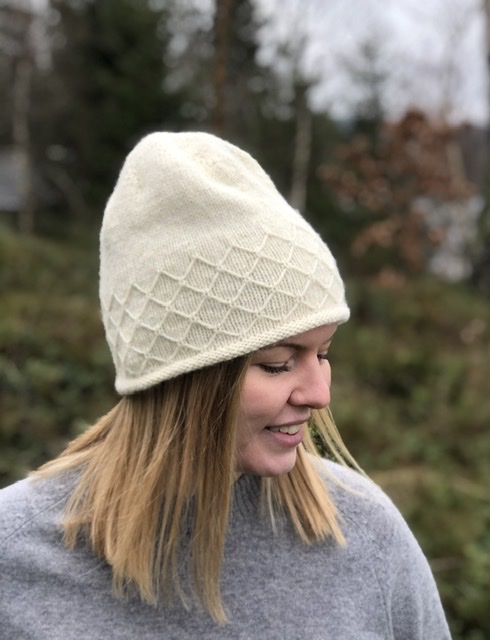 Knitting pattern hat "Avelsås Gårdsmössa"