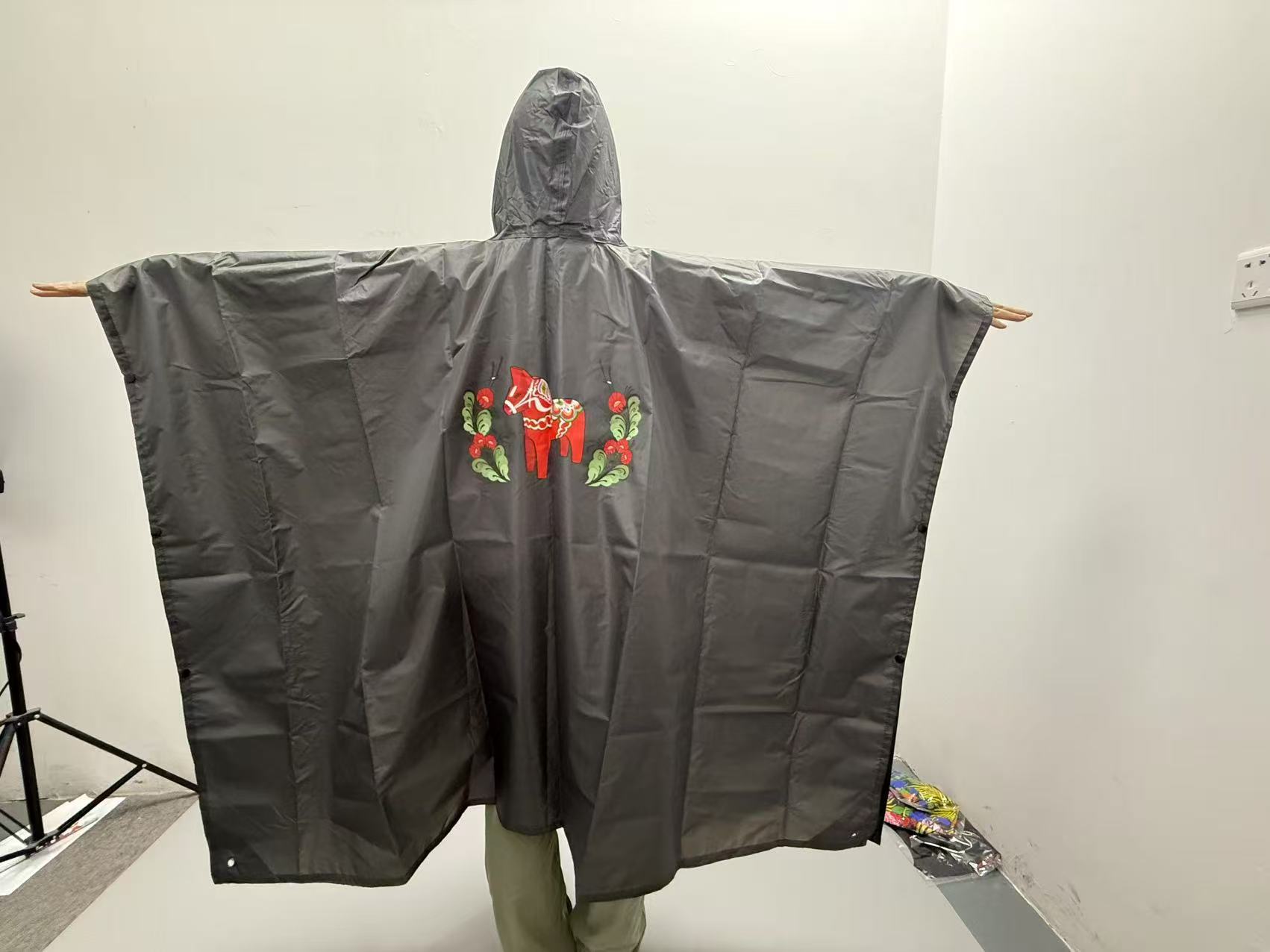 Regenponcho - Dalapferd & Doppelter Blumenkorb