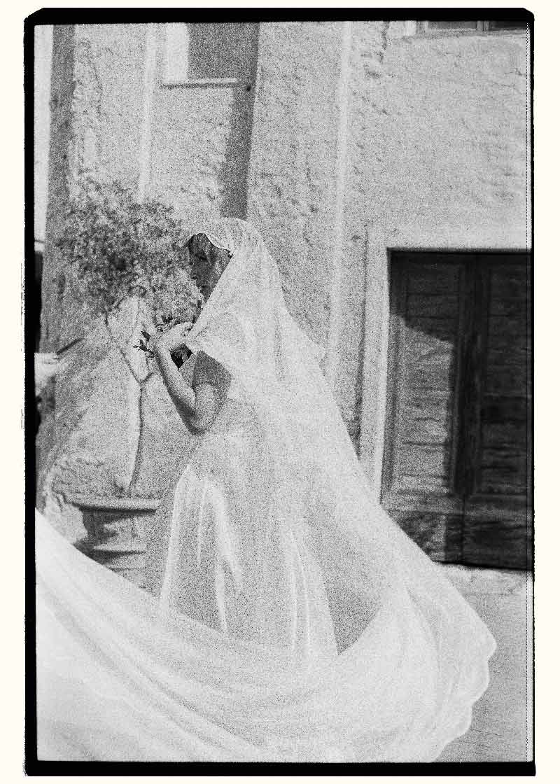 THE WEDDING EDIT > The wedding is more than just one day; it also includes everything before and after. It is a time to dive deeply into one’s wishes and hopes for both life and the future. When our founder was preparing for her wedding, she found herself drawn to jewellery she would want to carry with her for the rest of her life, not just for a single day. 