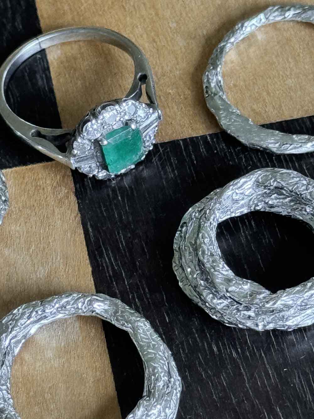 VÅR SIGNATURTEXTUR > Idén bakom denna del av vår signaturkollektion är att framhäva silvrets skimrande kvalitet, hur det fångar ljuset och reflekterar det under rörelse. Jag bär aldrig min diamantring utan minst fem Renée-silverringar vid sidan av; tillsammans skapar de ett blickfång som alltid drar till sig uppmärksamhet. 