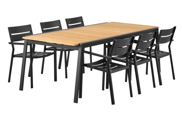 Delia karmstol i svart aluminium, miljöbild med bord.