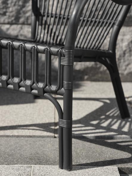 Waltz fåtölj i svart plast, detaljbild på sits och ben.