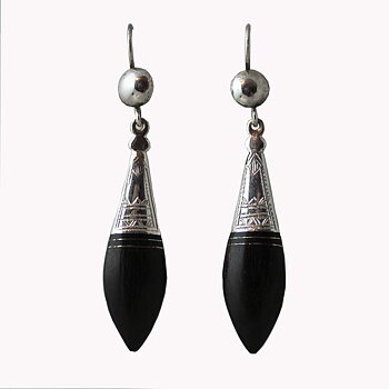 Silverörhängen droppform av ebenholts