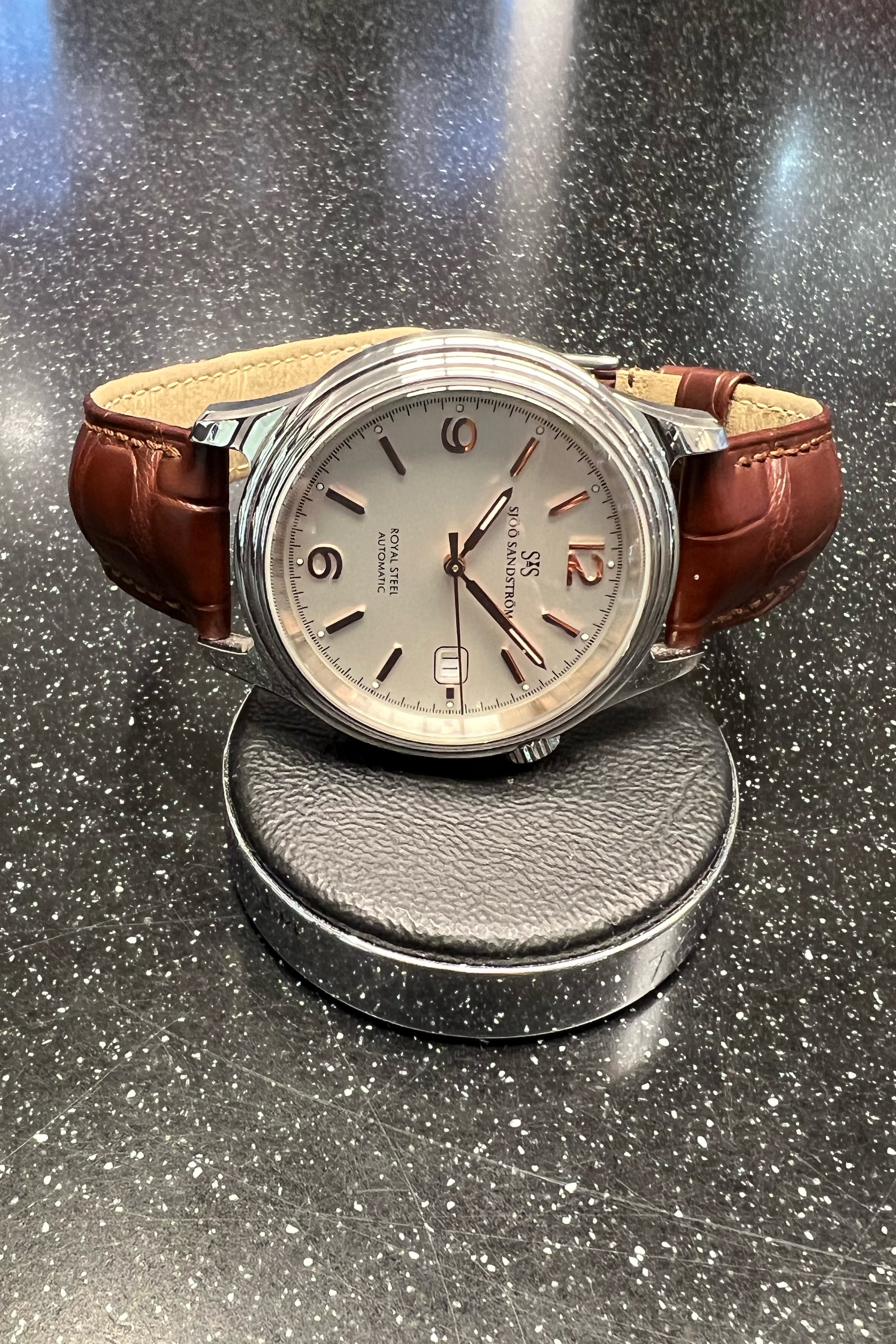 SÅLD 20 december 2022 för 15.900:- Sjöö Sandström Royal Steel Classic 41 ivory rosé index