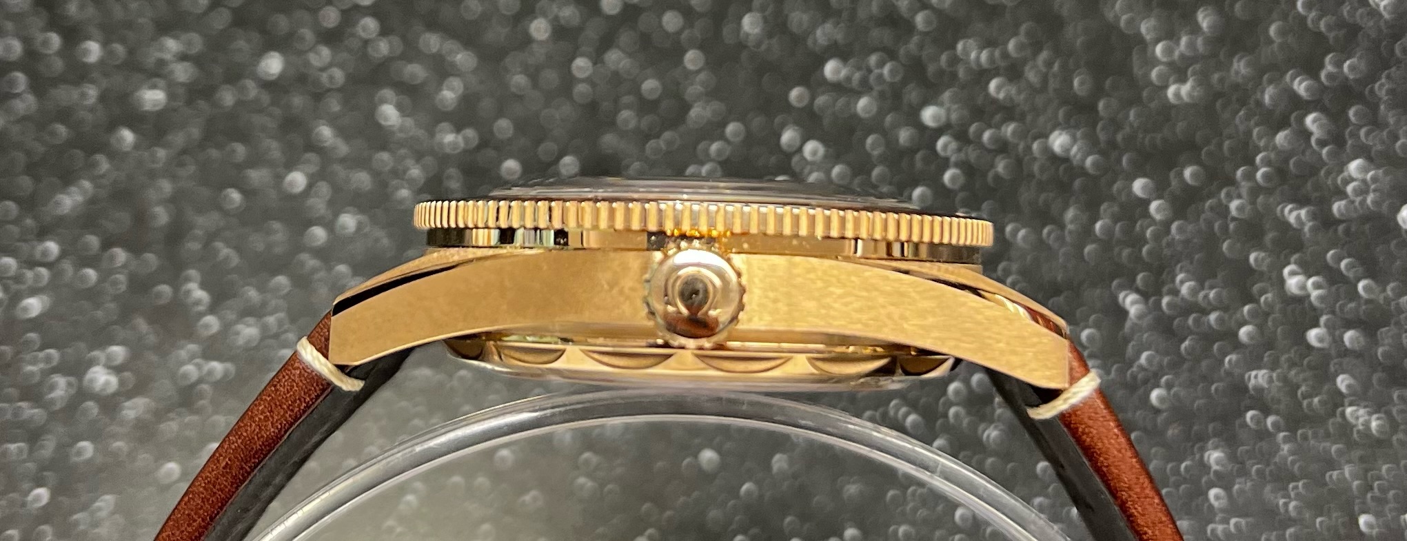 SÅLD 8 september 2023 för 99.900:- Omega Seamaster 300 Master Co-Axial Chronometer 41 bronsguld 9 k - 4