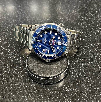 SÅLD 14 januari 2023 för 49.990:- Omega Seamaster Diver 300 Co-Axial Master Chronometer 42 blå