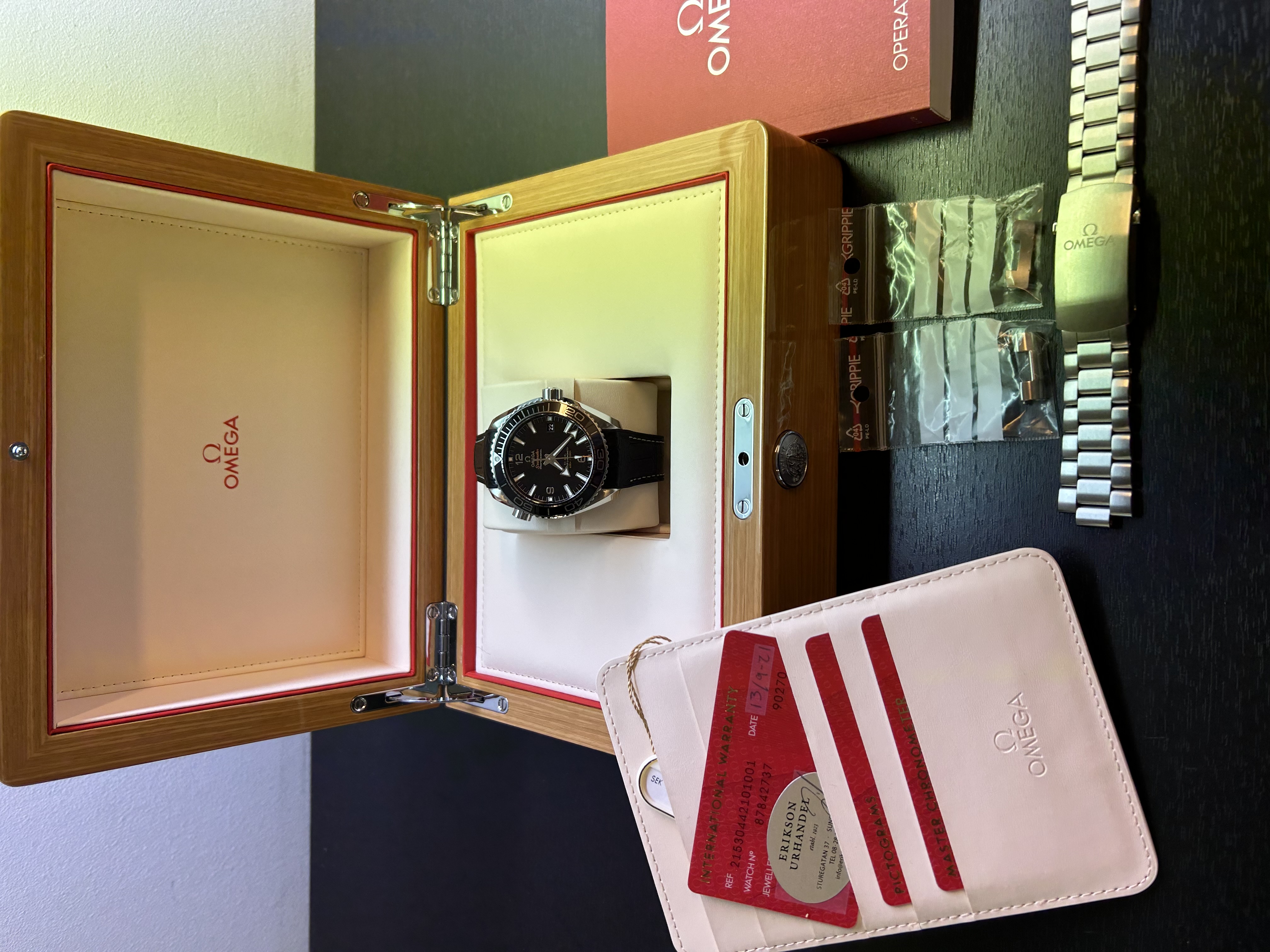 SÅLD 26 juli 2023 för 49.000:- Omega Seamaster Planet Ocean 600M Co‑Axial Master Chronometer 43,5 svart