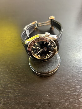 SÅLD 26 juli 2023 för 49.000:- Omega Seamaster Planet Ocean 600M Co‑Axial Master Chronometer 43,5 svart