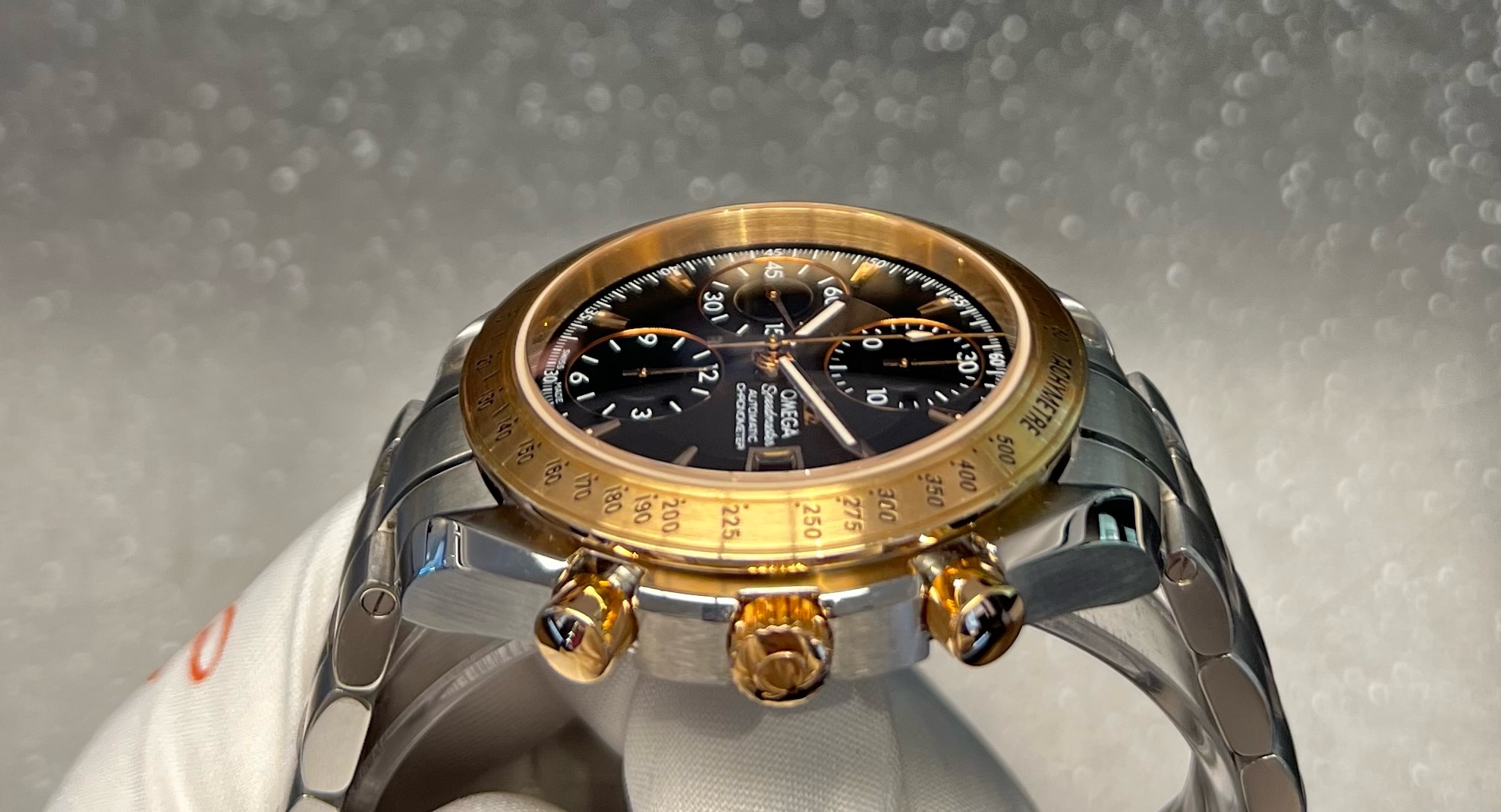 SÅLD 9 januari 2023 för 29.900:- Omega Speedmaster Day-Date Chronograph 40 mm  - 6