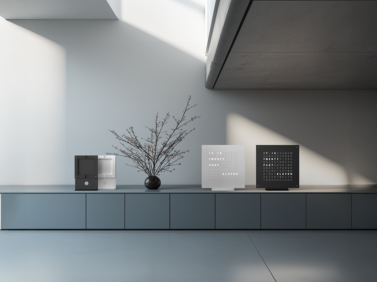 Qlocktwo Earth 45, svart stativ