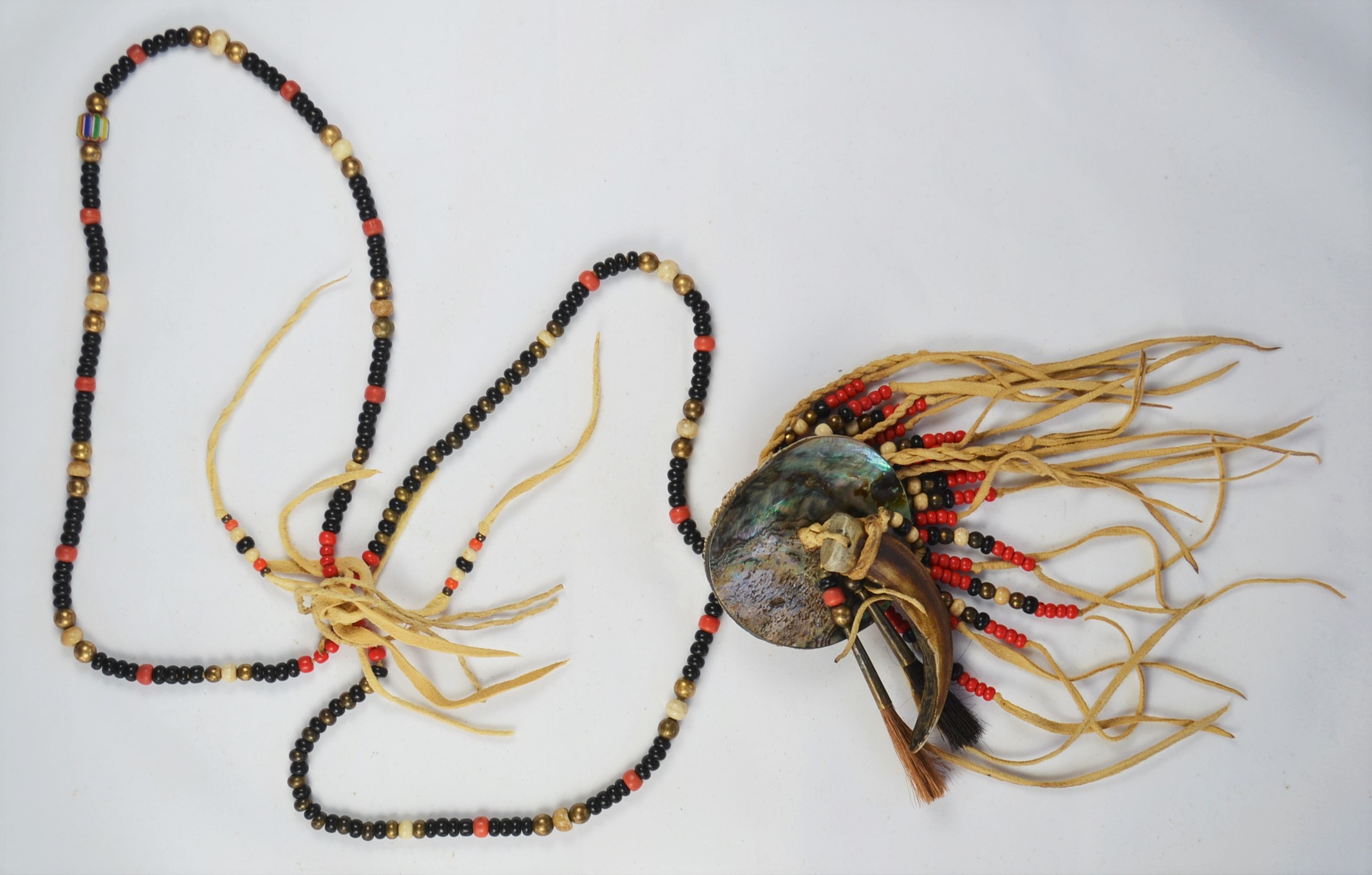 Halsband Grizzlyklo & Abalonesnäcka