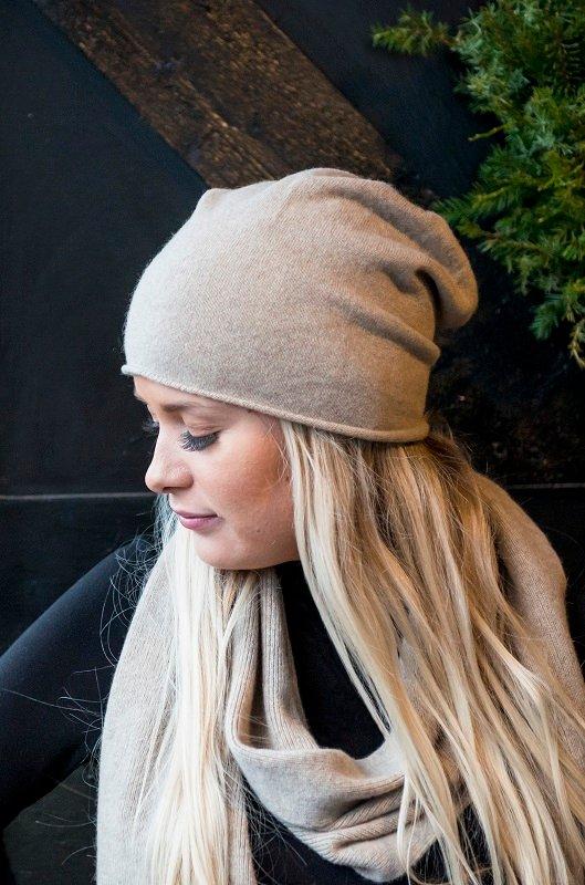 Stickad beanie, cashmeremössa, sand,  mjuk, varm och skön