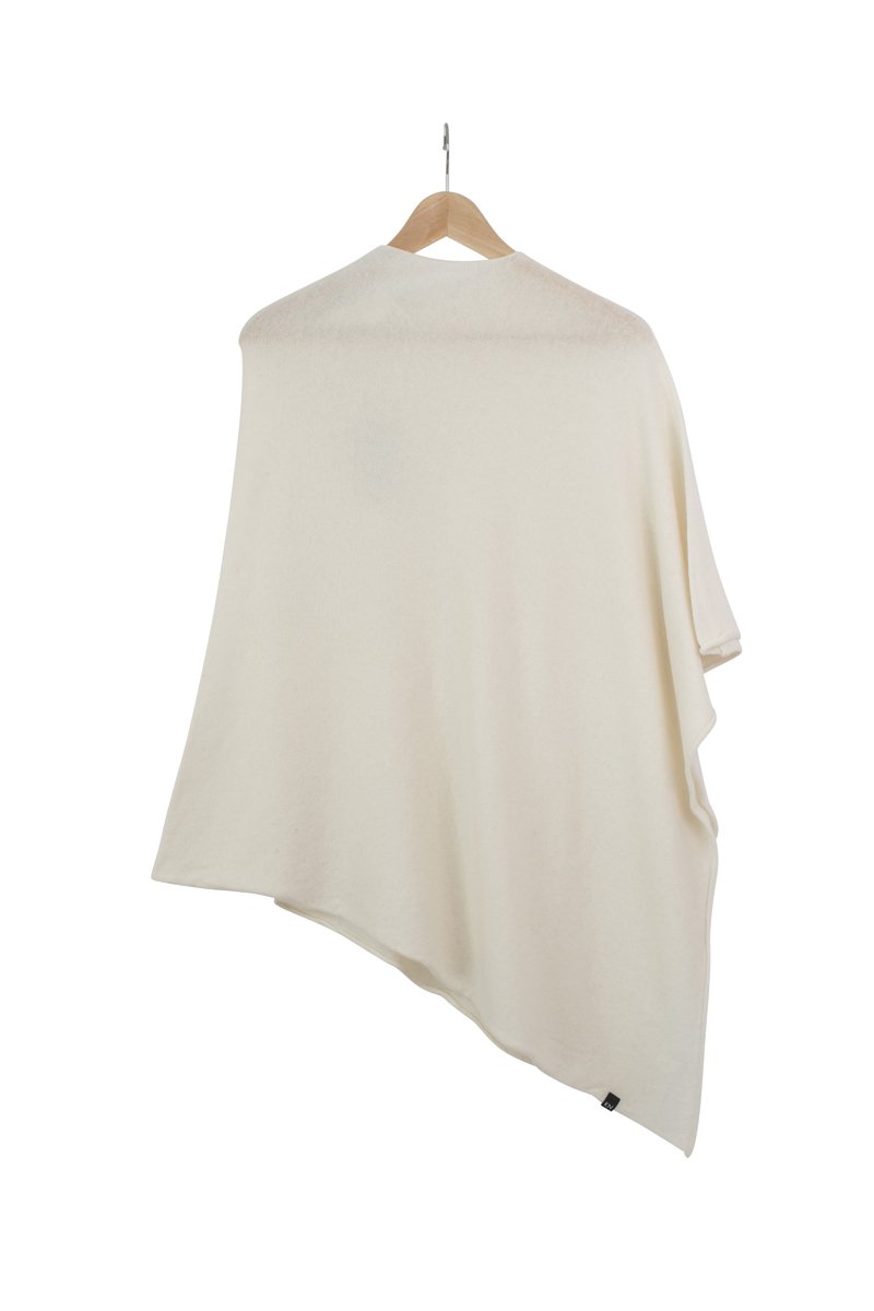 Ania Poncho från KN Collection,  milk