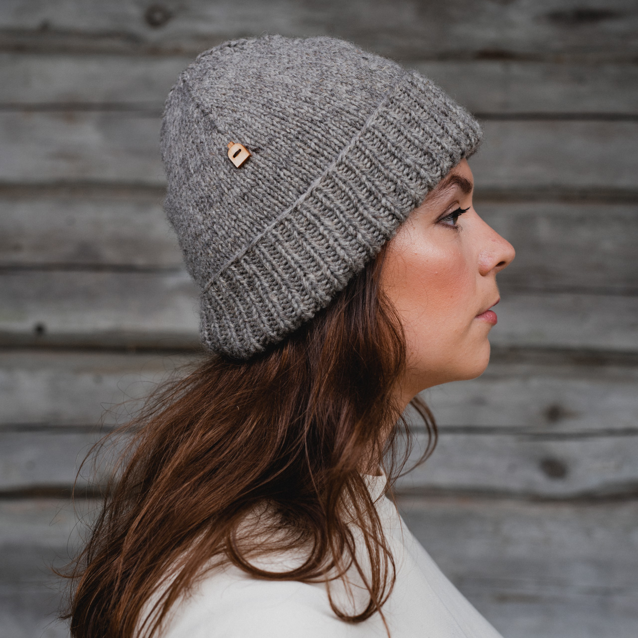 Nobles Handstickad mössa med uppvik,  naturalgrey från Myssyfarmi - 2