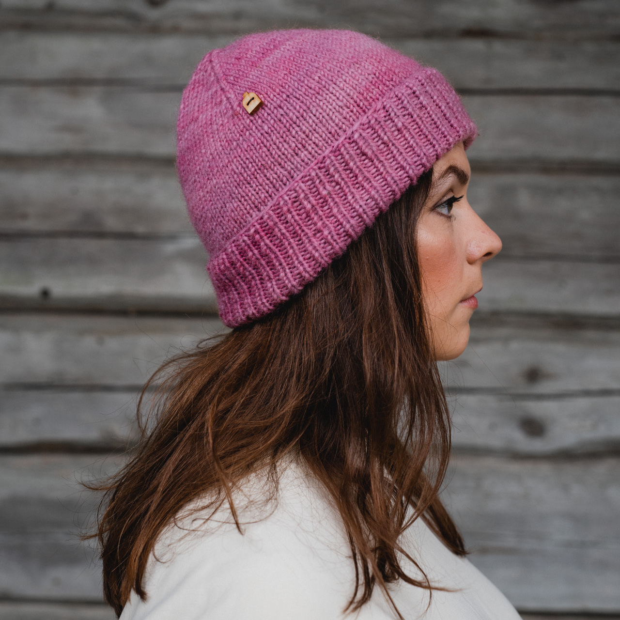 Nobles Handstickad mössa med uppvik,  heatherpink från Myssyfarmi - 2