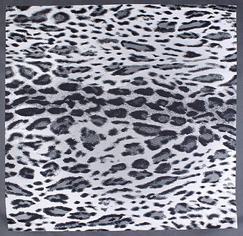 Klassisk sidenscarf med  leoprint från Amanda Christensen 45 x 45 cm
