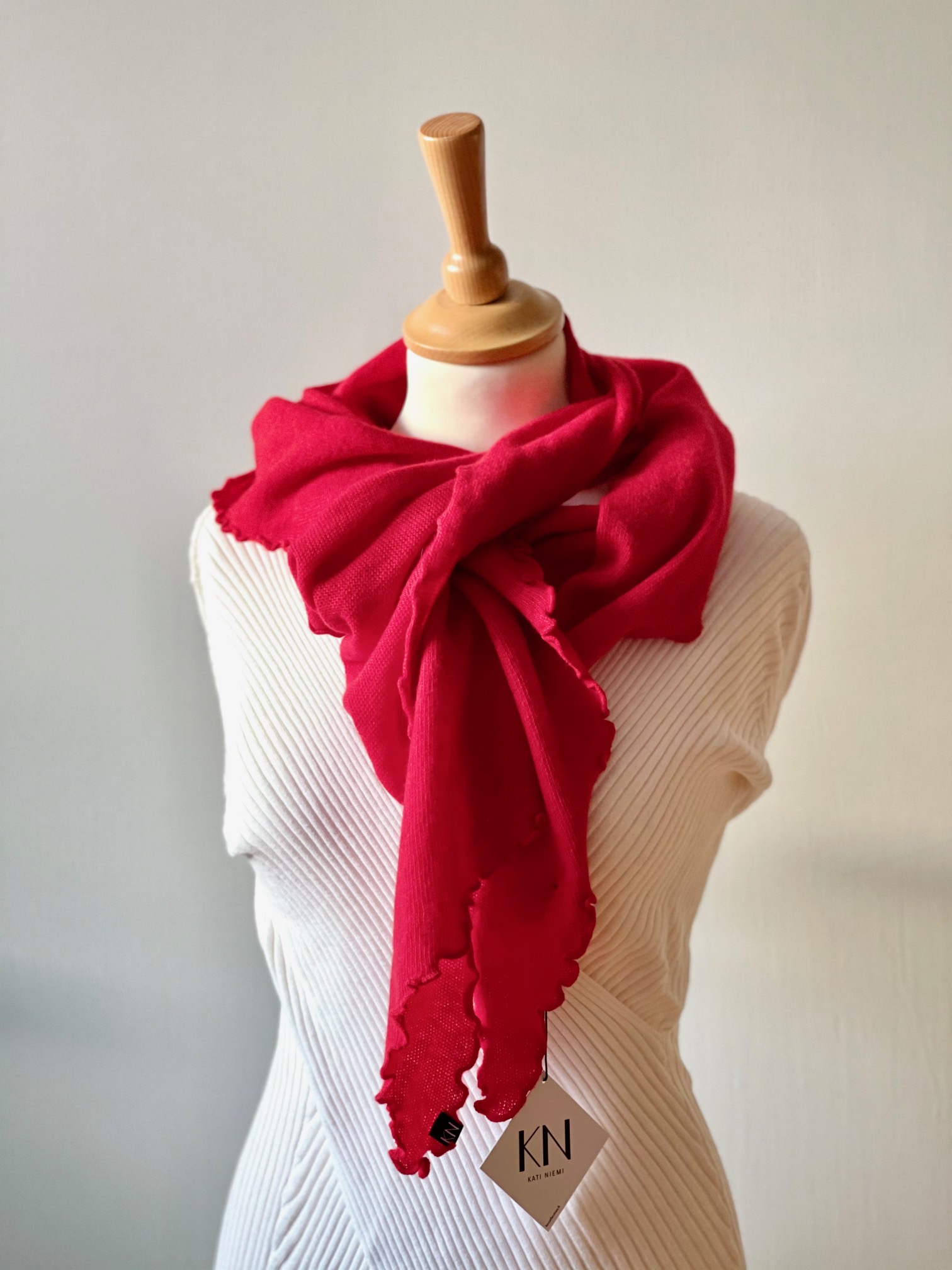 Matilde stickad scarf från KN Collection, lipstick red 