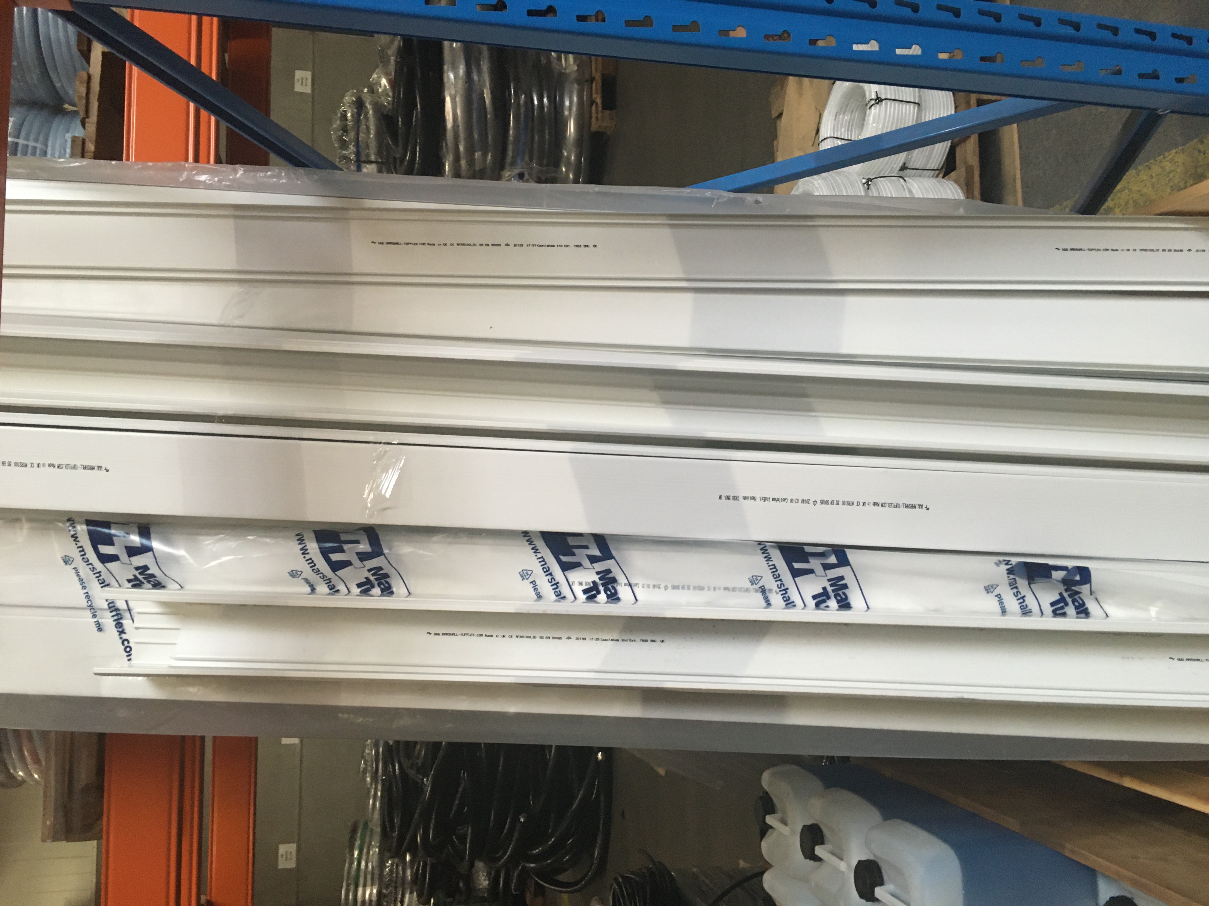 PVC KANAL MED LÅG HVID 100 X 100