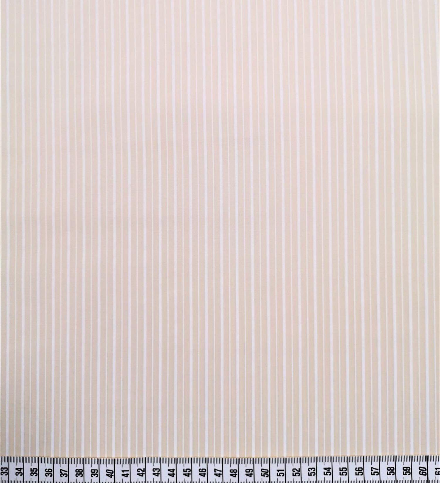 Vita ränder på beige