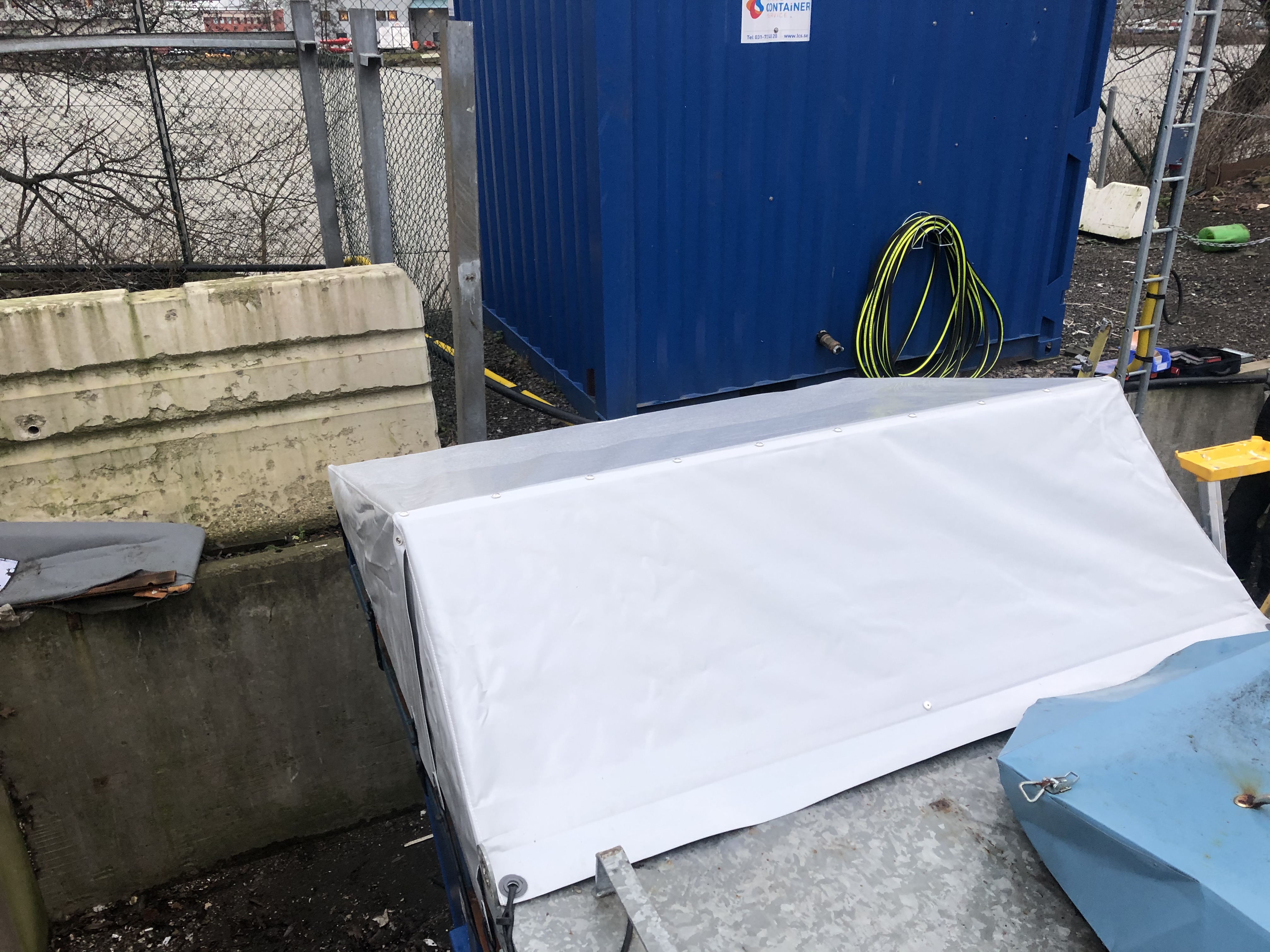Täckning över container i pvc-duk