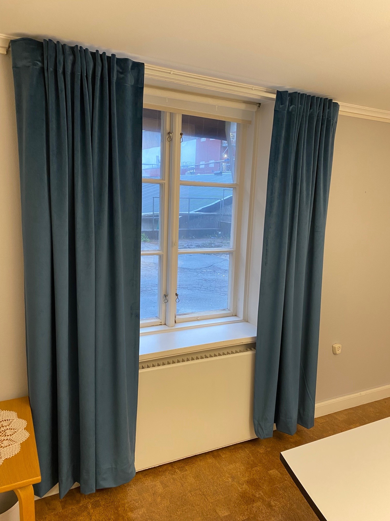 Gardiner hos nöjd kund på vanlig gardinstång