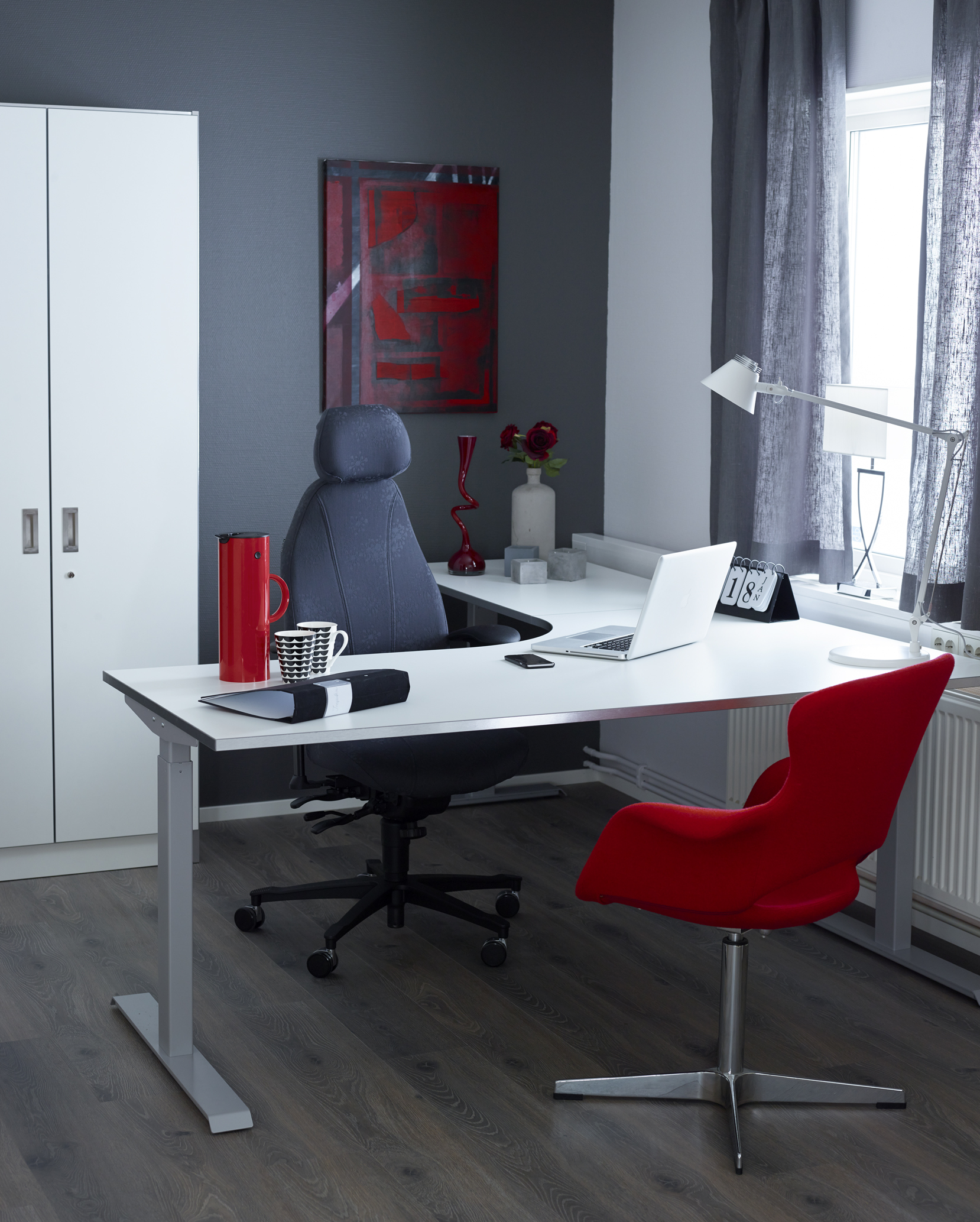 Arbetsplats med hörnskrivbord