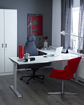 Arbetsplats med hörnskrivbord