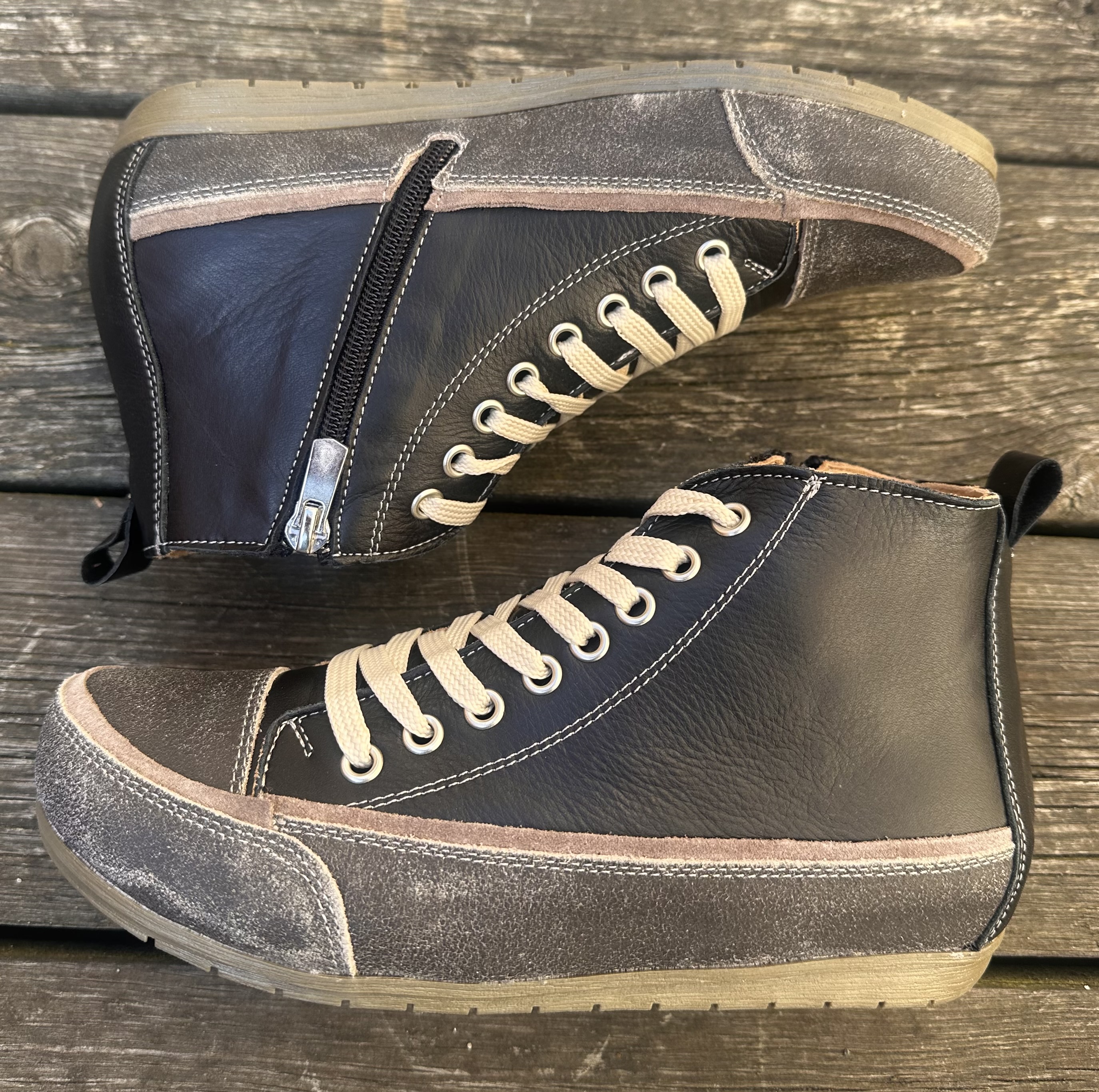 Rymliga sneakers från  Andrea Conti, svart/brun- högt skaft
