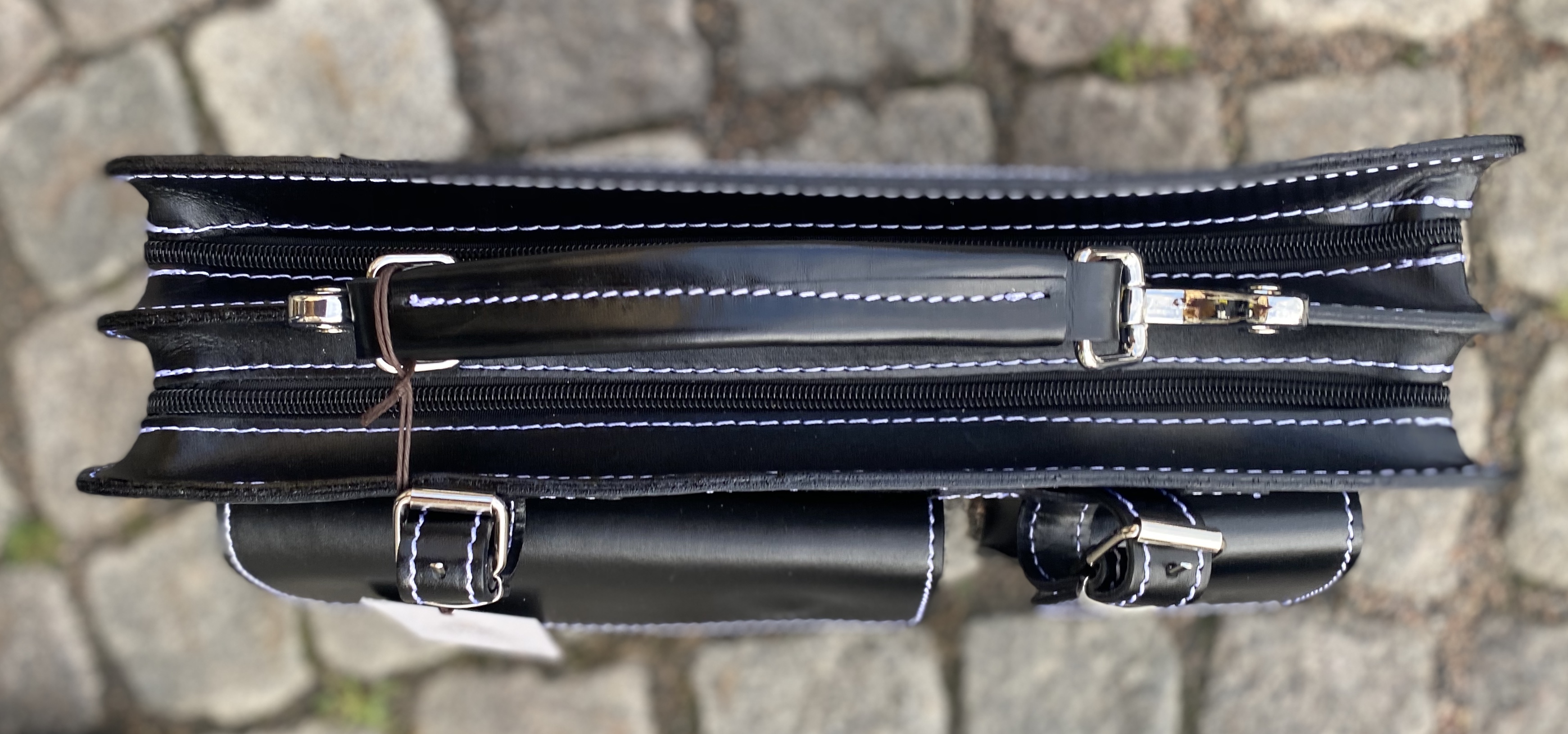 Pigga Peggy boxväskan storlek  39x29x11,  STOR, svart med vit sömm - 3