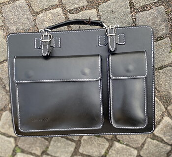 Pigga Peggy boxväskan storlek  39x29x11,  STOR, svart med vit sömm