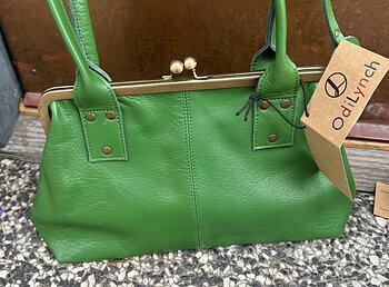 Väskan Doris axelremsväska  från Odi Lynch, irish green