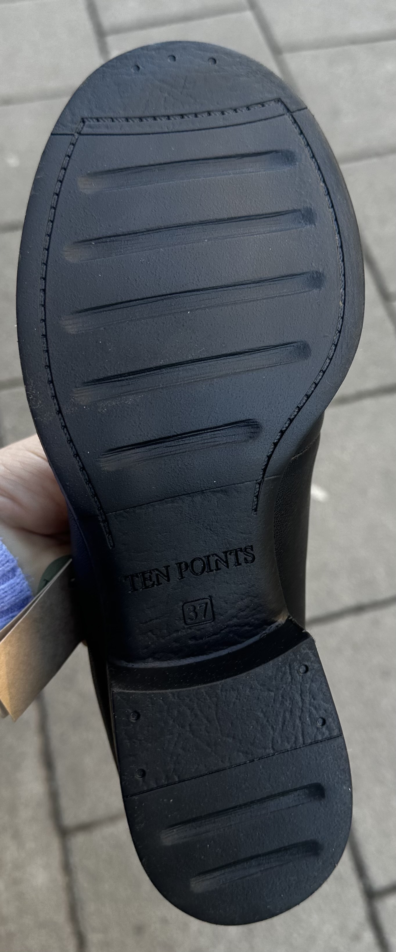 Snörskor i naturgarvat skinn från  Ten  Points, modell Pandora, svart - 4