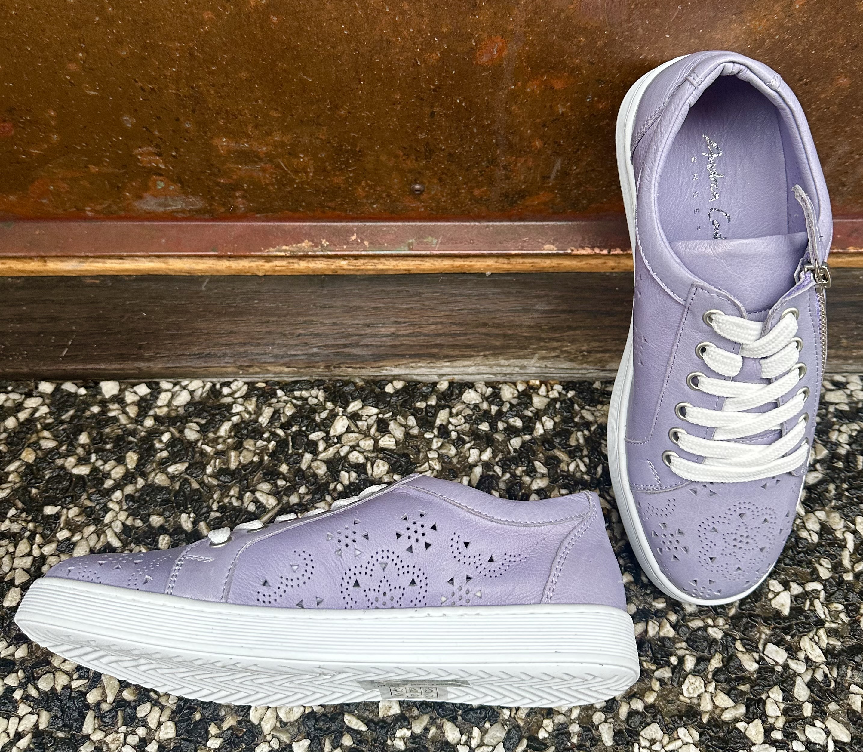 Låga sneakers med luftig perforerat skinn  med blixtlås från  Andrea Conti, pastellila - 3