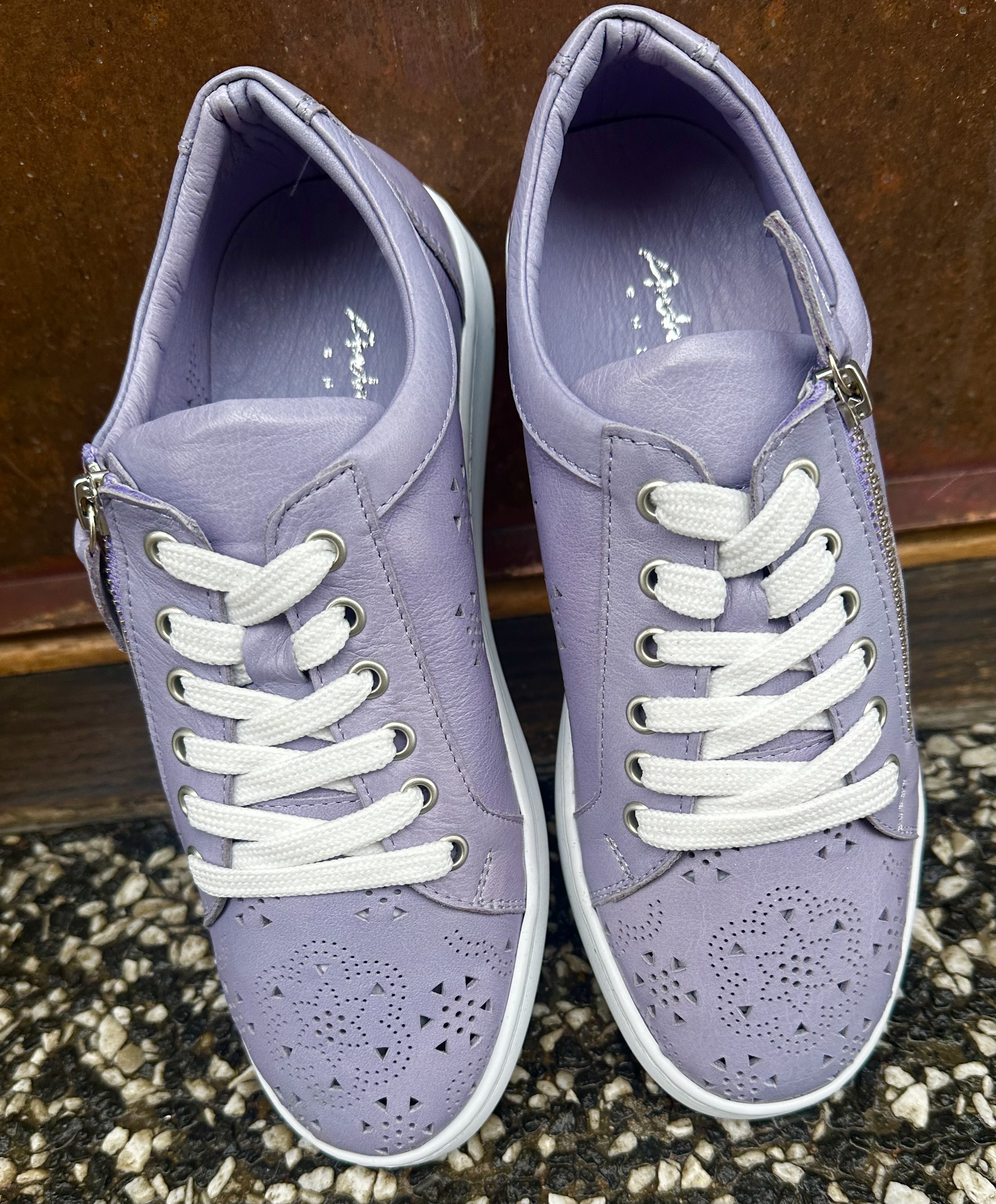 Låga sneakers med luftig perforerat skinn  med blixtlås från  Andrea Conti, pastellila - 2